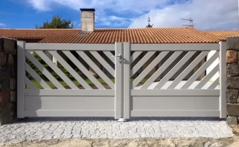Portail alu battant modèle Contraste, barreaux en diagonale