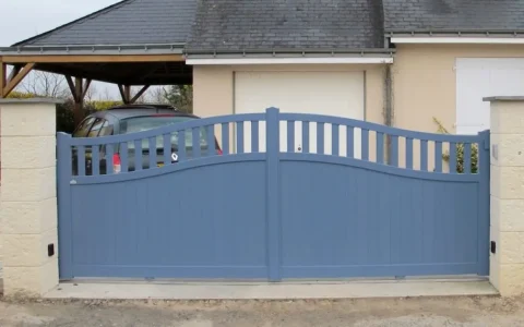 Portail coulissant alu, forme chapeau de gendarme
