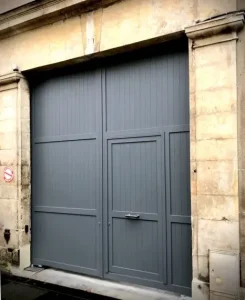 Porte cochère aluminim avec portillon intégé, installée au Mans dans la Sarthe