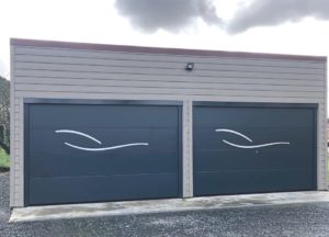 porte de garage en Sarthe, double porte avec motif décoratif
