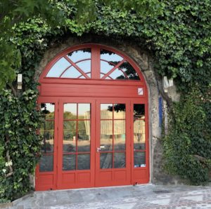 porte fenetre bois cintrée de couleur rouge installée au Mans