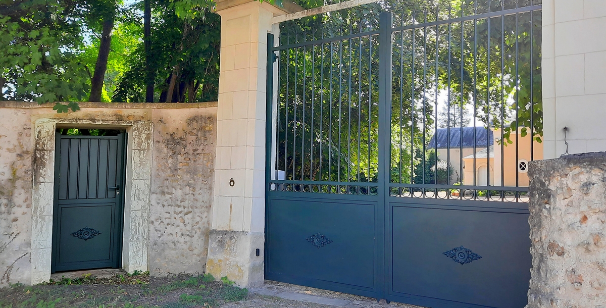 portail style fer forgé installé en Sarthe