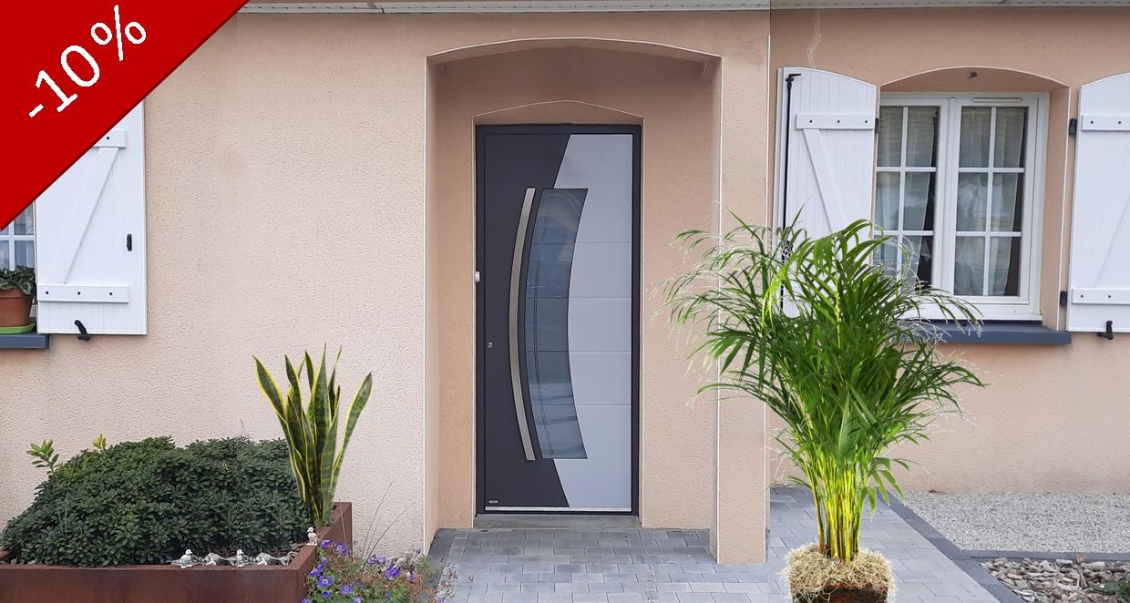 porte d'entrée alu contemporaine avec vitrage, installée en Sarthe