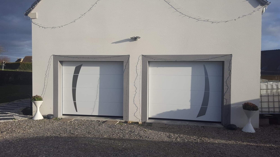 Portes de garage sectionnelles verticales avec élément décoratif