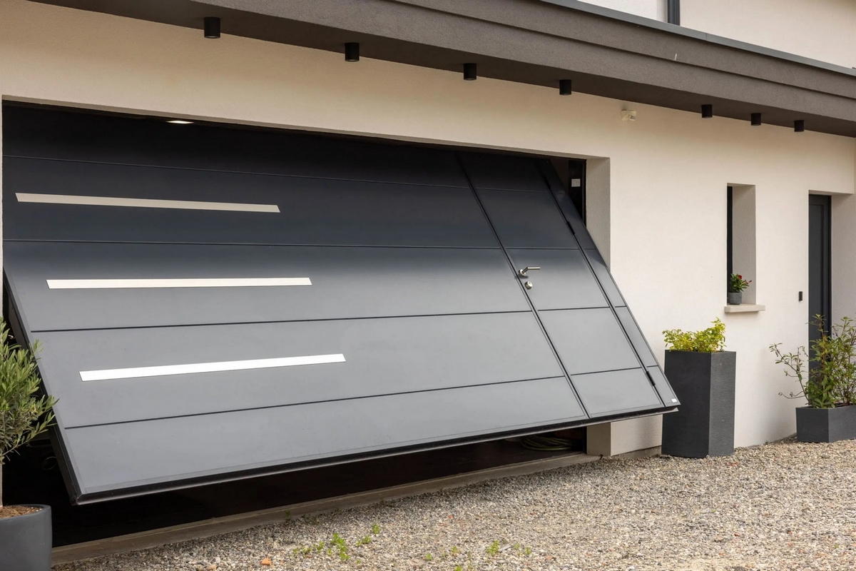 porte de garage basculante avec portillon et inserts décoratifs
