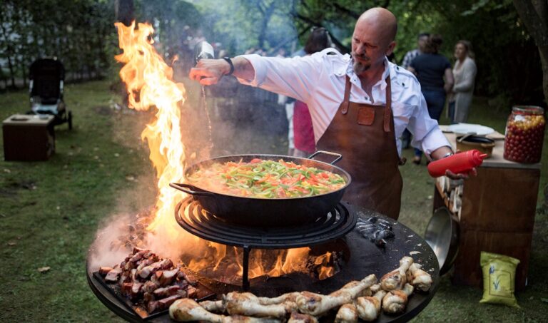 brasero utilisé pour cuisiner des viandes et un plat