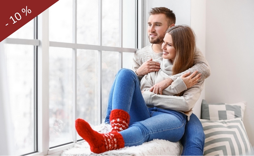 couple devant une fenêtre alu blanche, en Sarthe